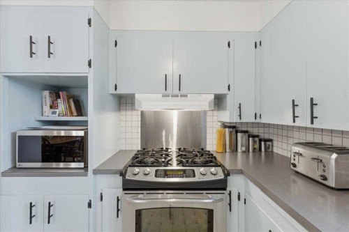 140 Waterloo Drive Sw, Calgary, AB - Indoor Photo Showing Kitchen