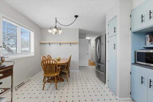 140 Waterloo Drive Sw, Calgary, AB - Indoor Photo Showing Dining Room