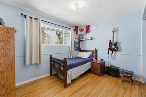 140 Waterloo Drive Sw, Calgary, AB - Indoor Photo Showing Bedroom