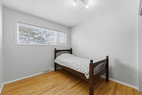 140 Waterloo Drive Sw, Calgary, AB - Indoor Photo Showing Bedroom
