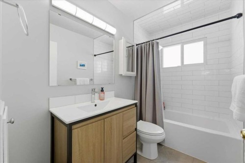 140 Waterloo Drive Sw, Calgary, AB - Indoor Photo Showing Bathroom