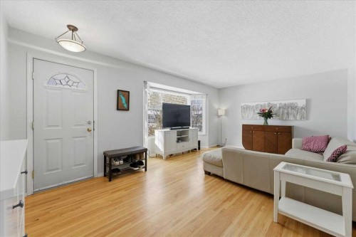 140 Waterloo Drive Sw, Calgary, AB - Indoor Photo Showing Living Room