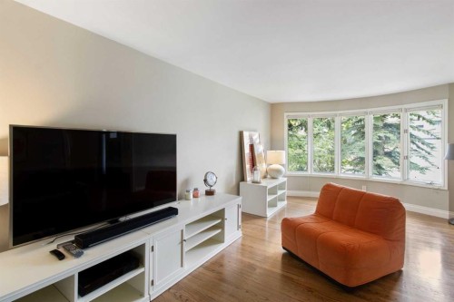 152 Lake Mead Crescent Se, Calgary, AB - Indoor Photo Showing Living Room