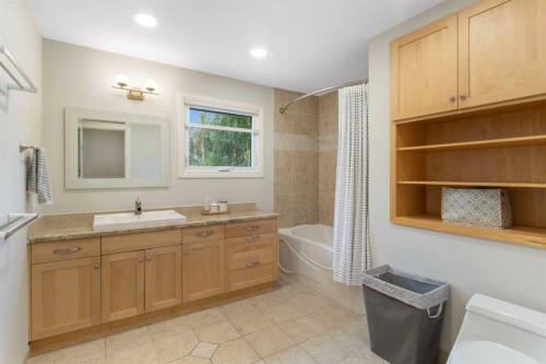 152 Lake Mead Crescent Se, Calgary, AB - Indoor Photo Showing Bathroom