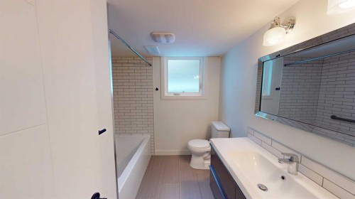 7704 46 Avenue Nw, Calgary, AB - Indoor Photo Showing Bathroom