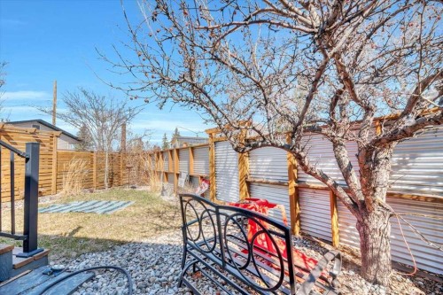 7704 46 Avenue Nw, Calgary, AB - Outdoor