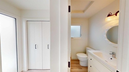7704 46 Avenue Nw, Calgary, AB - Indoor Photo Showing Bathroom