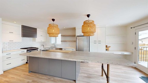 7704 46 Avenue Nw, Calgary, AB - Indoor Photo Showing Kitchen With Upgraded Kitchen