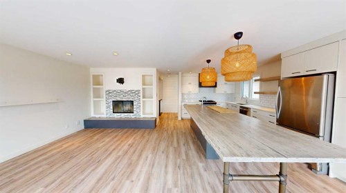 7704 46 Avenue Nw, Calgary, AB - Indoor With Fireplace