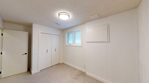 7704 46 Avenue Nw, Calgary, AB - Indoor Photo Showing Other Room