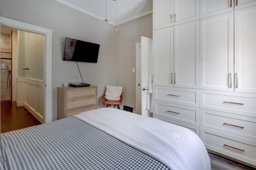 2307 15A Street Se, Calgary, AB - Indoor Photo Showing Bedroom