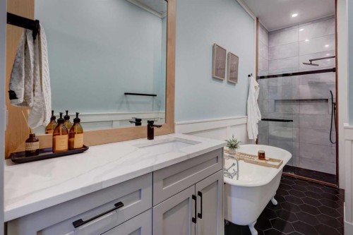 2307 15A Street Se, Calgary, AB - Indoor Photo Showing Bathroom
