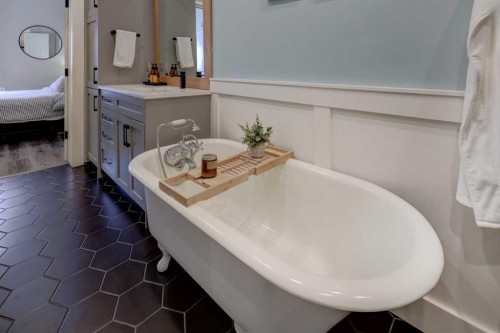 2307 15A Street Se, Calgary, AB - Indoor Photo Showing Bathroom