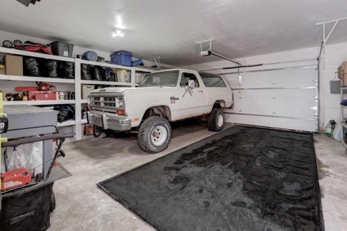 2307 15A Street Se, Calgary, AB - Indoor Photo Showing Garage