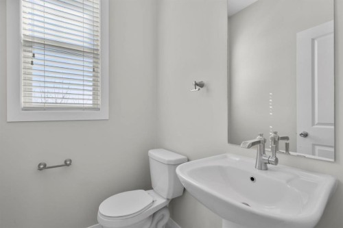 78 New Brighton Landing Se, Calgary, AB - Indoor Photo Showing Bathroom
