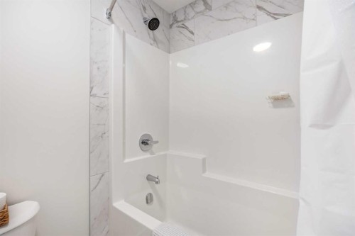 234 Magnolia Way Se, Calgary, AB - Indoor Photo Showing Bathroom