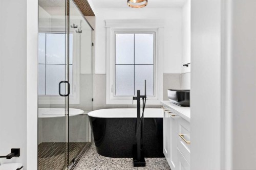 6323 Crowchild Trail Sw, Calgary, AB - Indoor Photo Showing Bathroom