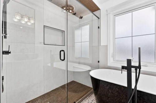 6323 Crowchild Trail Sw, Calgary, AB - Indoor Photo Showing Bathroom