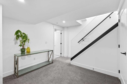 6323 Crowchild Trail Sw, Calgary, AB - Indoor Photo Showing Other Room