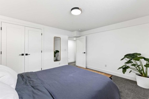 6323 Crowchild Trail Sw, Calgary, AB - Indoor Photo Showing Bedroom