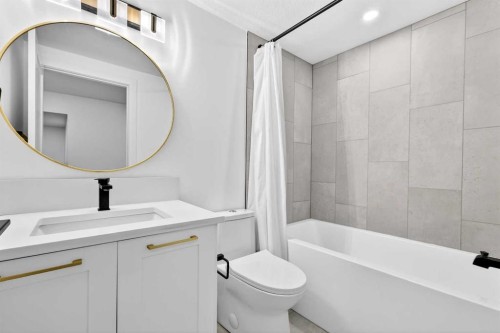 6323 Crowchild Trail Sw, Calgary, AB - Indoor Photo Showing Bathroom