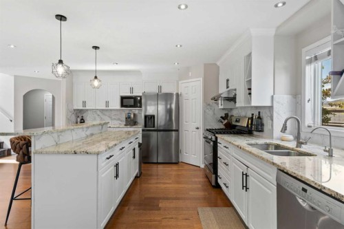 95 Sierra Nevada Green Sw, Calgary, AB - Indoor Photo Showing Kitchen With Double Sink With Upgraded Kitchen