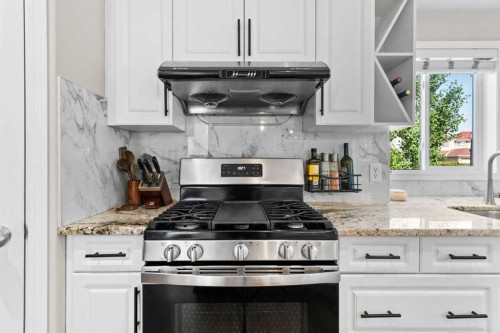 95 Sierra Nevada Green Sw, Calgary, AB - Indoor Photo Showing Kitchen With Upgraded Kitchen