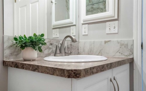 95 Sierra Nevada Green Sw, Calgary, AB - Indoor Photo Showing Bathroom