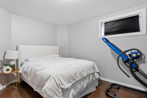 95 Sierra Nevada Green Sw, Calgary, AB - Indoor Photo Showing Bedroom