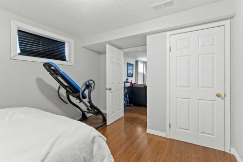 95 Sierra Nevada Green Sw, Calgary, AB - Indoor Photo Showing Bedroom