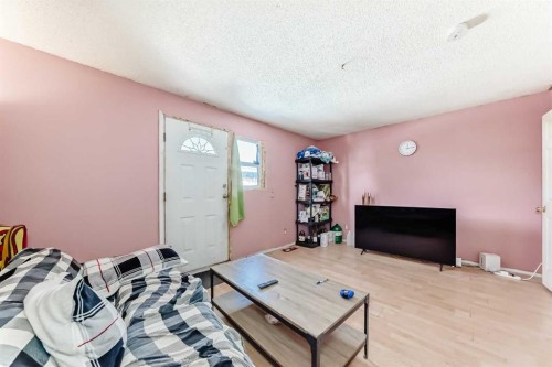 4809 60 Street Ne, Calgary, AB - Indoor Photo Showing Bedroom