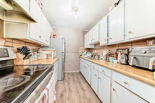 4809 60 Street Ne, Calgary, AB - Indoor Photo Showing Kitchen