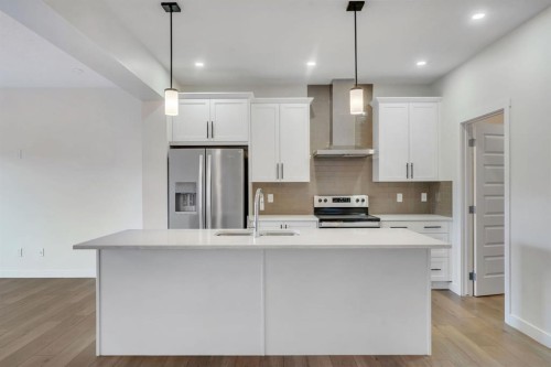 1489 Bayview Point Sw, Airdrie, AB - Indoor Photo Showing Kitchen With Upgraded Kitchen