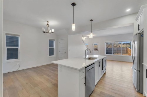 1489 Bayview Point Sw, Airdrie, AB - Indoor Photo Showing Kitchen With Upgraded Kitchen