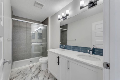 1489 Bayview Point Sw, Airdrie, AB - Indoor Photo Showing Bathroom