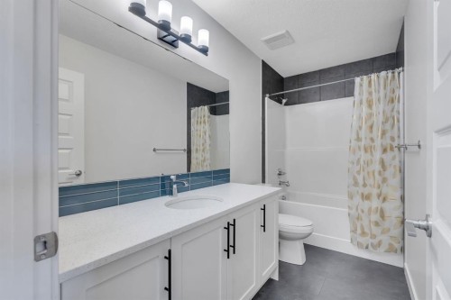 1489 Bayview Point Sw, Airdrie, AB - Indoor Photo Showing Bathroom