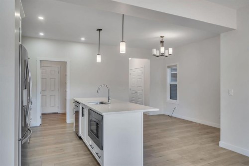 1489 Bayview Point Sw, Airdrie, AB - Indoor Photo Showing Kitchen With Upgraded Kitchen