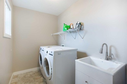 147 Morningside Mews Sw, Airdrie, AB - Indoor Photo Showing Laundry Room