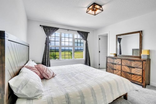 353 Walcrest View Se, Calgary, AB - Indoor Photo Showing Bedroom