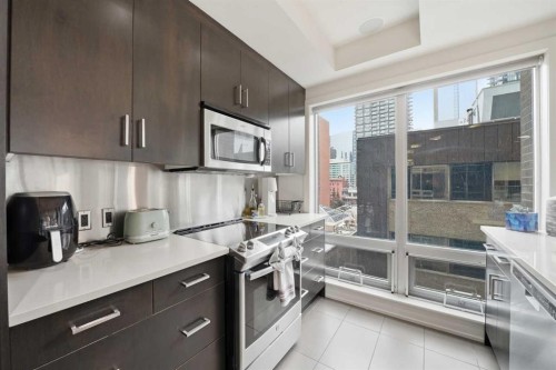 504-530 12 Avenue Sw, Calgary, AB - Indoor Photo Showing Kitchen