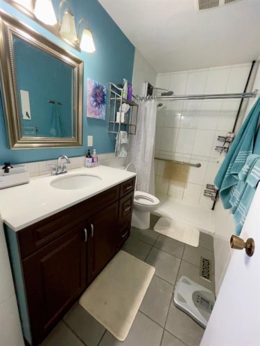 3311 Radcliffe Drive Se, Calgary, AB - Indoor Photo Showing Bathroom