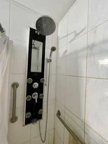 3311 Radcliffe Drive Se, Calgary, AB - Indoor Photo Showing Bathroom