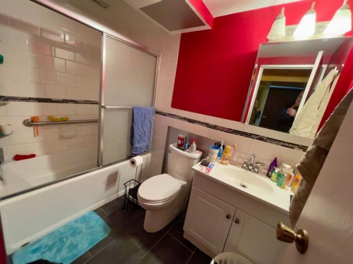 3311 Radcliffe Drive Se, Calgary, AB - Indoor Photo Showing Bathroom
