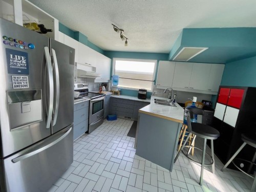 3311 Radcliffe Drive Se, Calgary, AB - Indoor Photo Showing Kitchen With Stainless Steel Kitchen