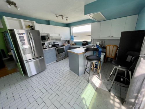 3311 Radcliffe Drive Se, Calgary, AB - Indoor Photo Showing Kitchen
