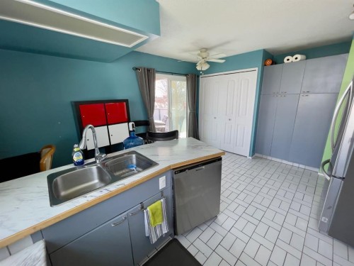 3311 Radcliffe Drive Se, Calgary, AB - Indoor Photo Showing Kitchen With Double Sink