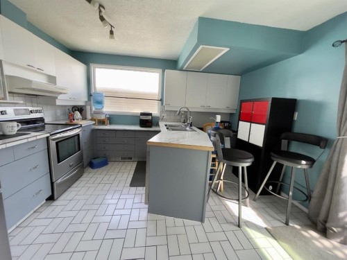 3311 Radcliffe Drive Se, Calgary, AB - Indoor Photo Showing Kitchen