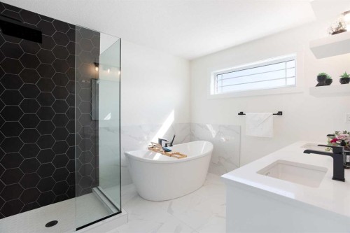 152 Cranbrook Gardens Se, Calgary, AB - Indoor Photo Showing Bathroom