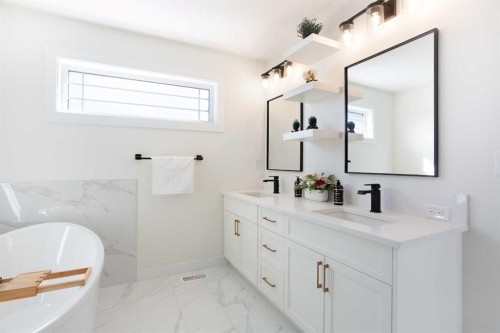 152 Cranbrook Gardens Se, Calgary, AB - Indoor Photo Showing Bathroom