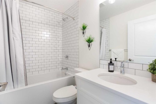 152 Cranbrook Gardens Se, Calgary, AB - Indoor Photo Showing Bathroom